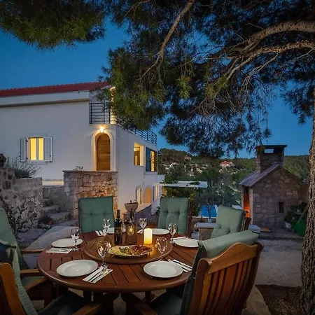 Feriehus Luxury Seafront Seaview Milna Pool *