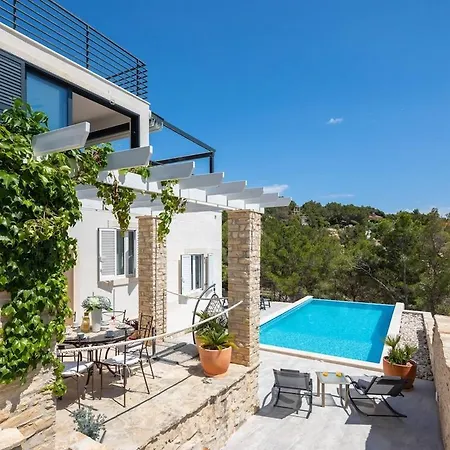 Feriehus Luxury Seafront Seaview Milna Pool